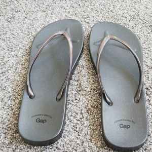 Gap silver metallic flip flops